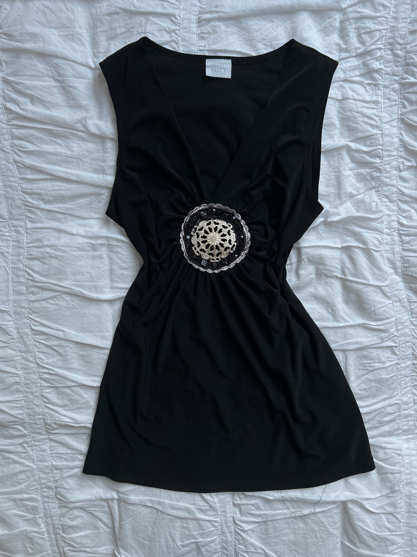 Suzy Shier Top V-Ausschnitt & Statement-Applikation