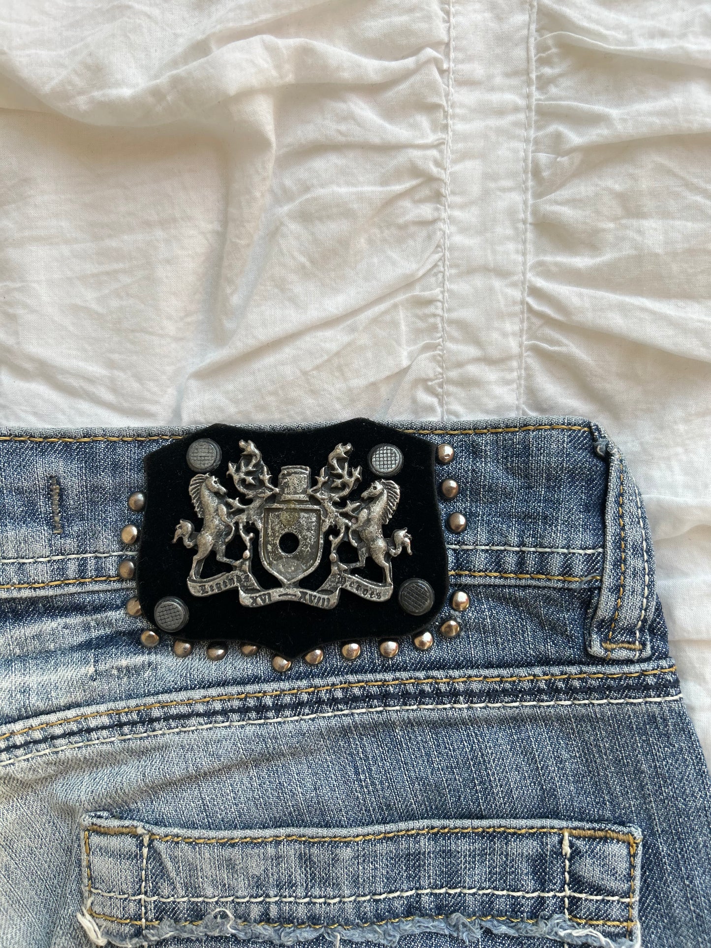 Vintage Genie Jeans Rockstar Style mit Flügel-Stickerei-Still Alive