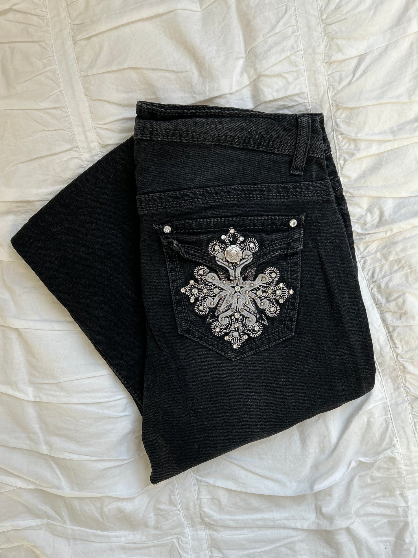 Vintage Canyon River Blues Jeans – Ornament-Stickerei & Strass-Still Alive