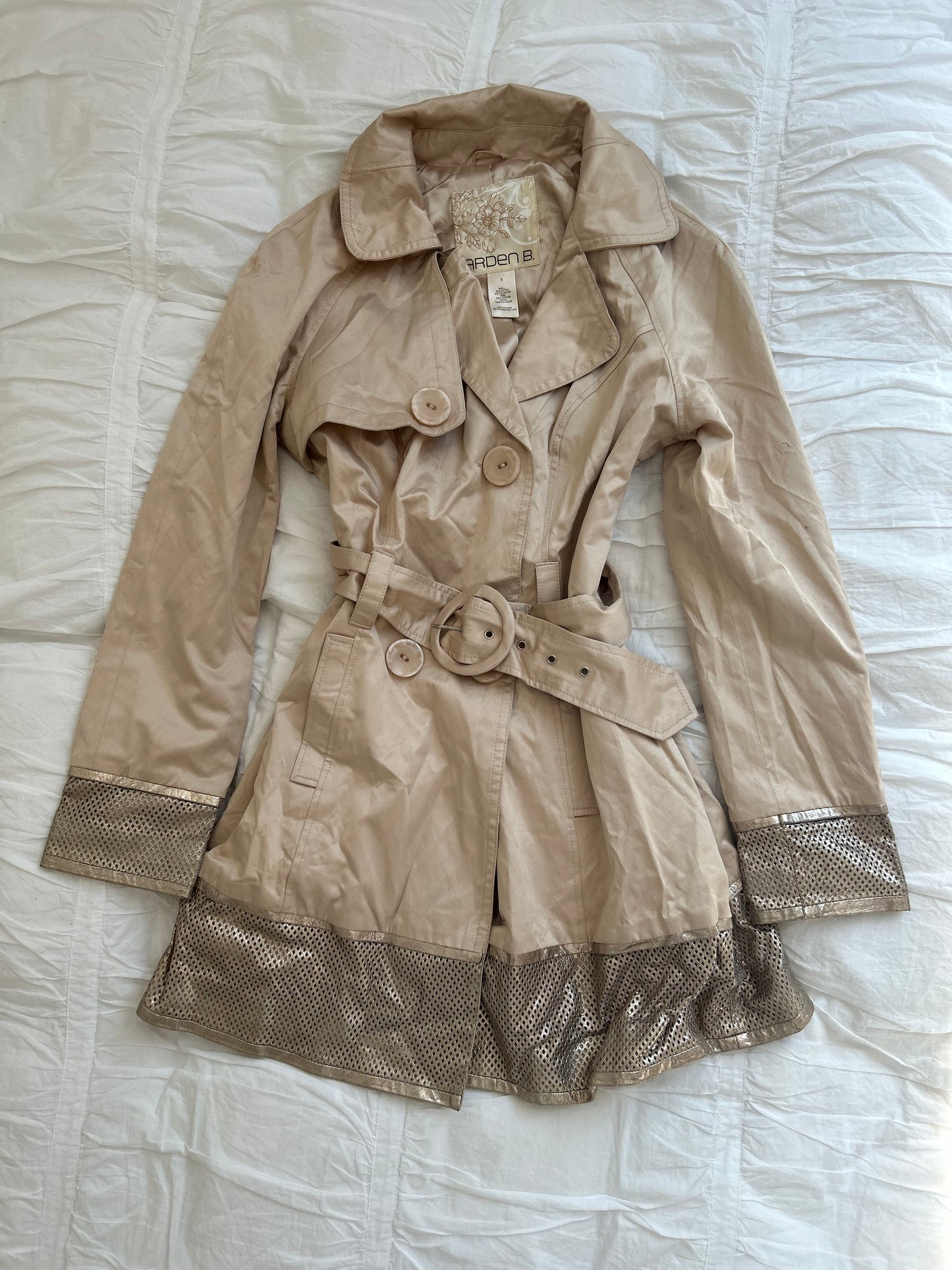 Vintage Arden B. Trenchcoat – Perforiertes Metallic-Leder & Gürtel-Still Alive