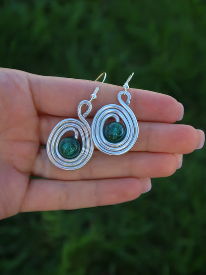 Statement Wire Art Ohrringe mit Glitzerperle