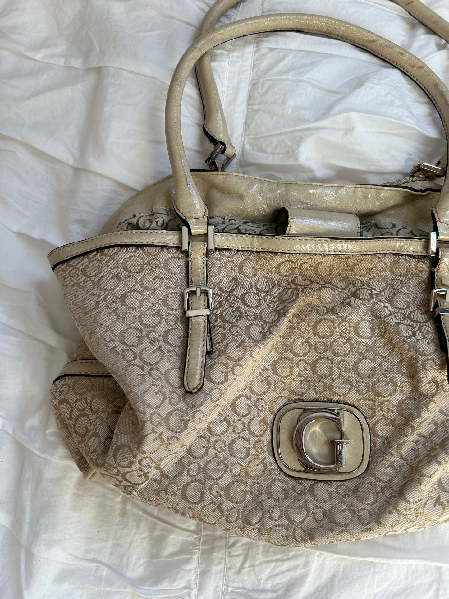 Vintage Guess Handtasche Klassisches Logo-Design in Beige
