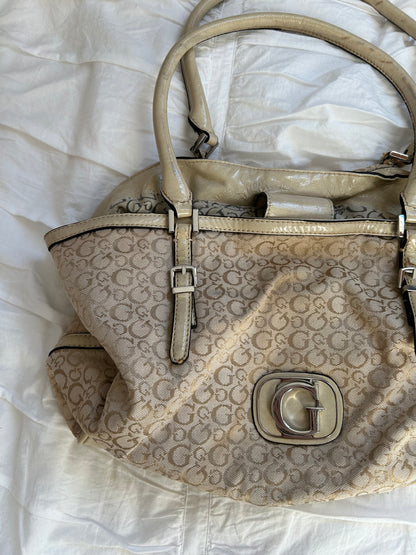Vintage Guess Handtasche Klassisches Logo-Design in Beige