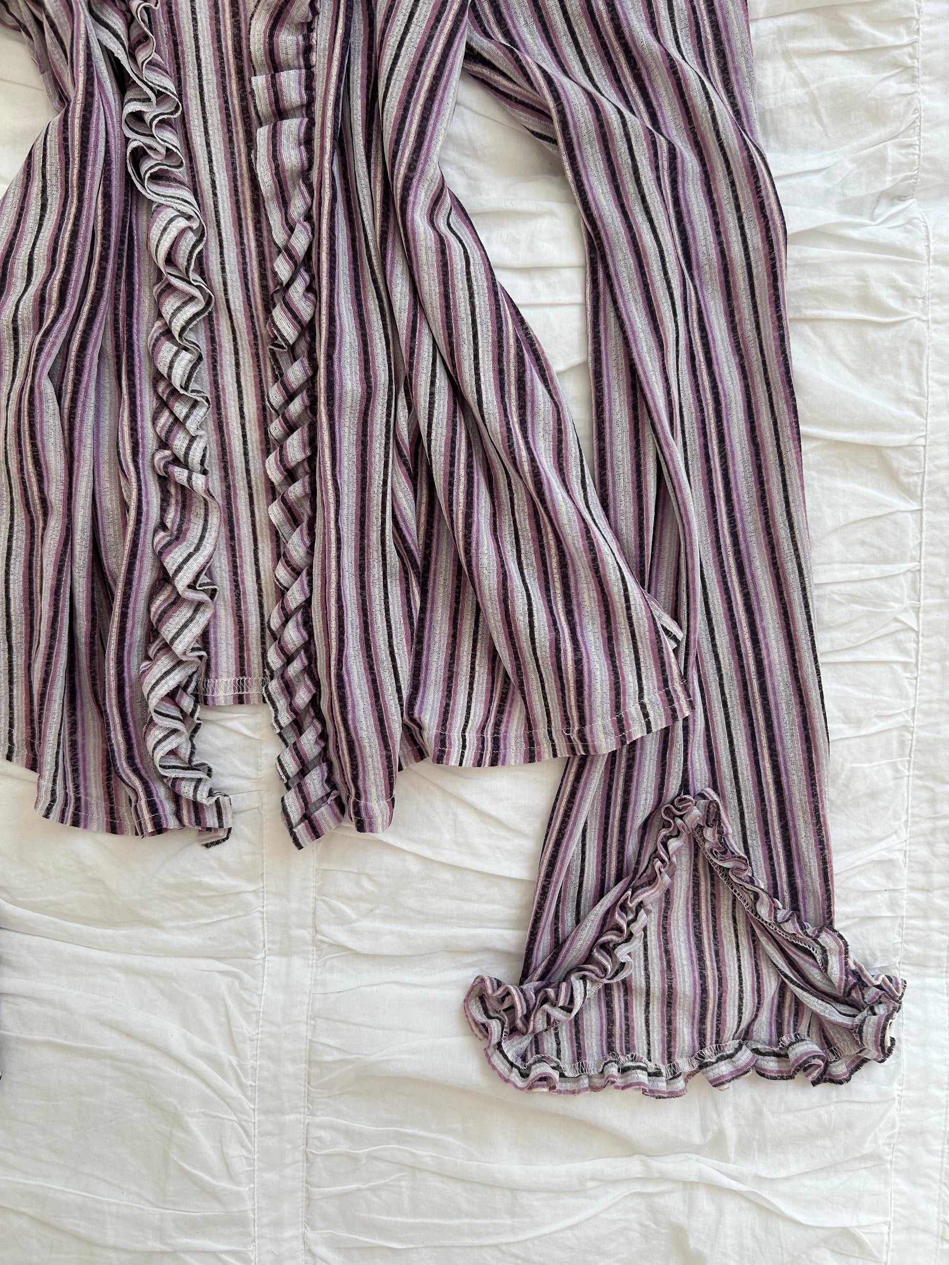 Vintage George Ruffle Bluse – Trompetenärmel & Streifen-Design-Still Alive