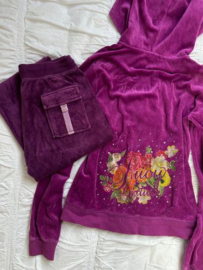 Vintage Juicy Couture Velours-Set in Violett – Floraler Rückenprint & Strass