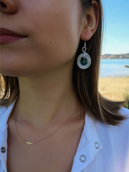 Statement Wire Art Ohrringe mit Glitzerperle