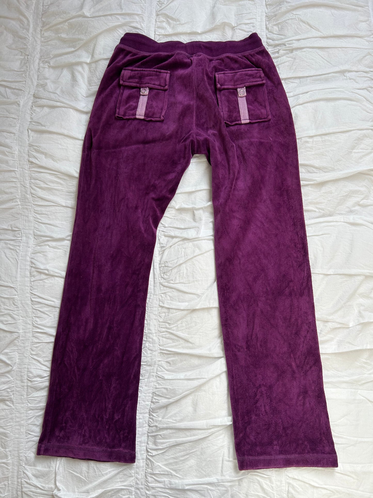 Vintage Juicy Couture Velours-Set in Violett – Floraler Rückenprint & Strass