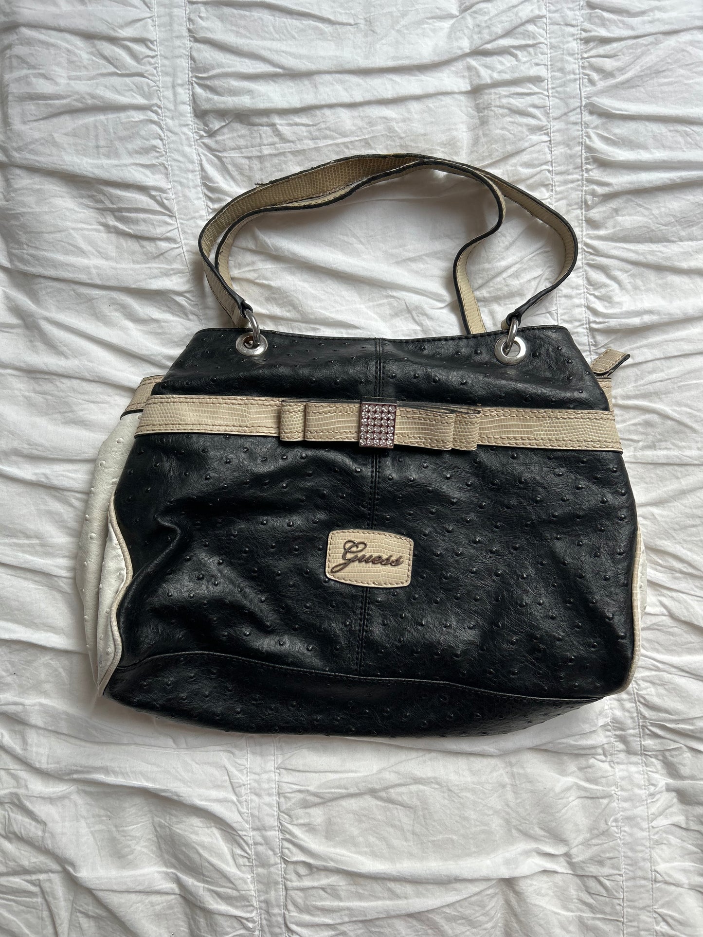 Guess Schultertasche Straußen-Optik & Strass-Schleife (Y2K Style)