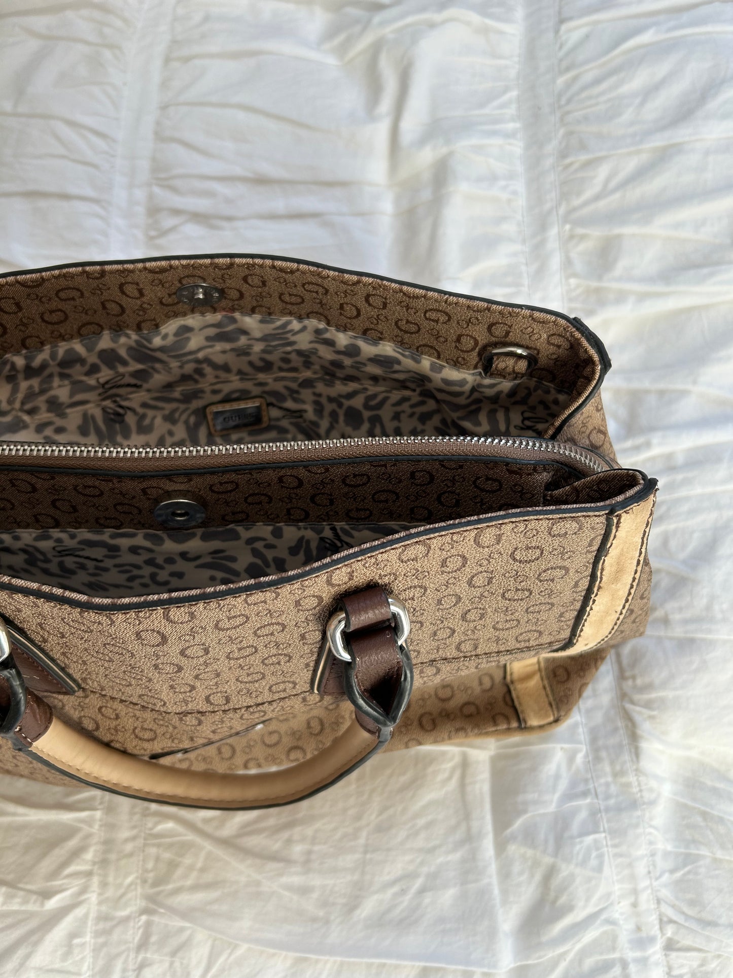 Braune Guess Handtasche im klassischen Logo-Print