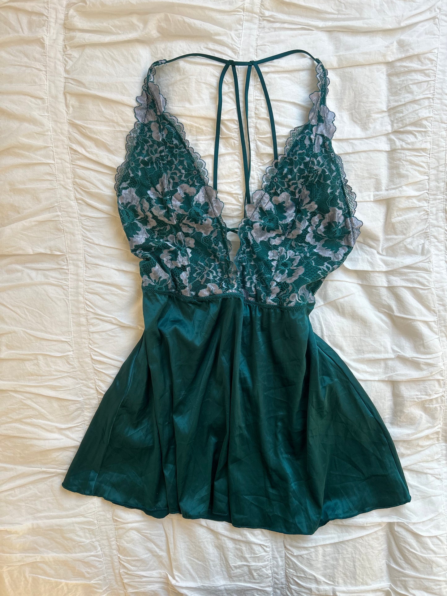 Auden Babydoll Top – Florale Spitze & Strappy Back