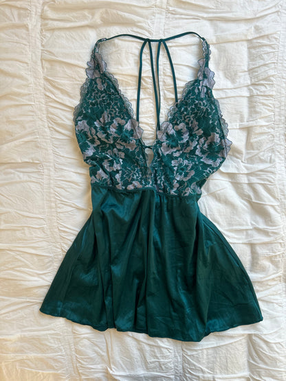 Auden Babydoll Top – Florale Spitze & Strappy Back