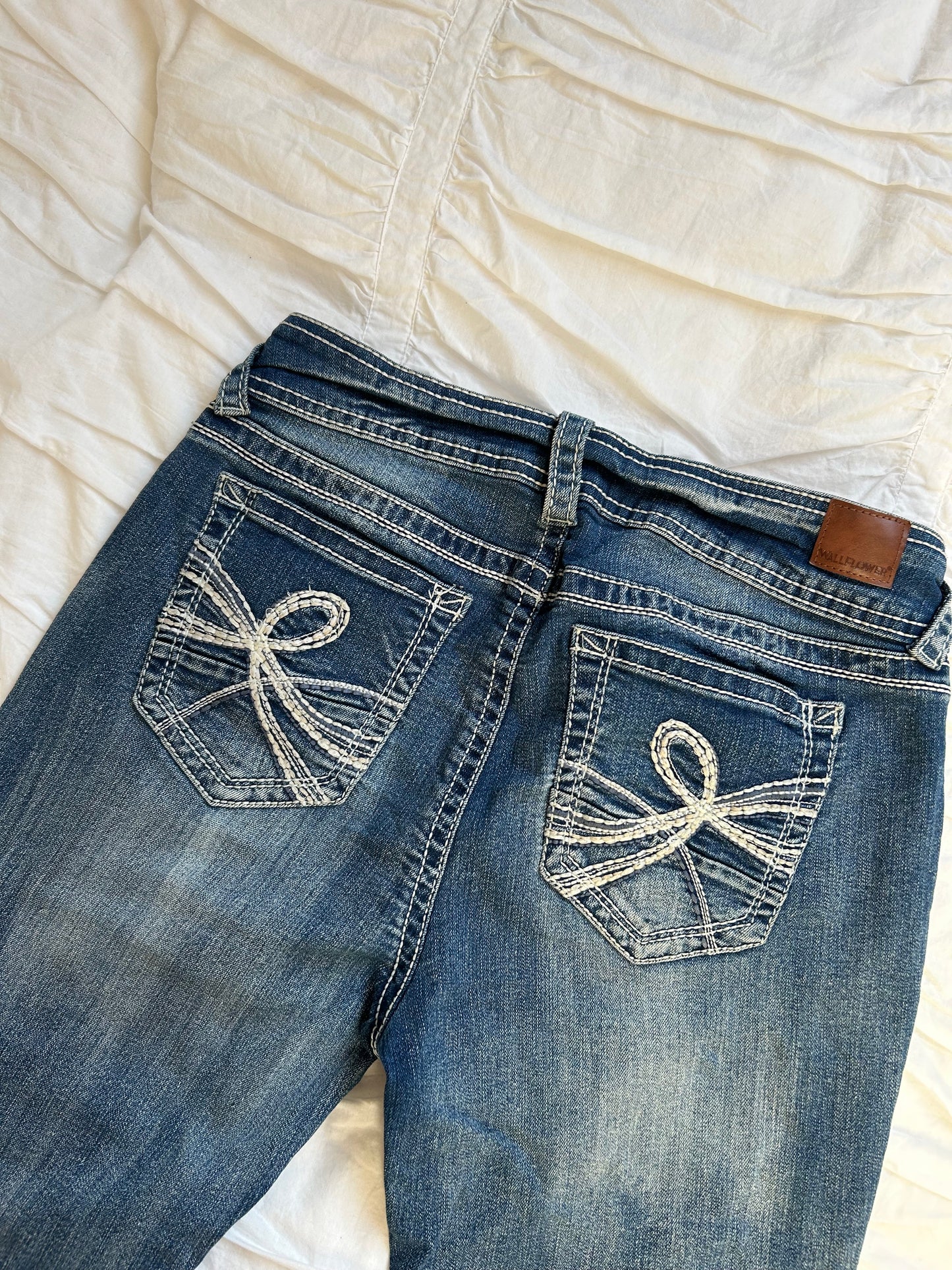 Vintage WallFlower Denim mit Stickerei