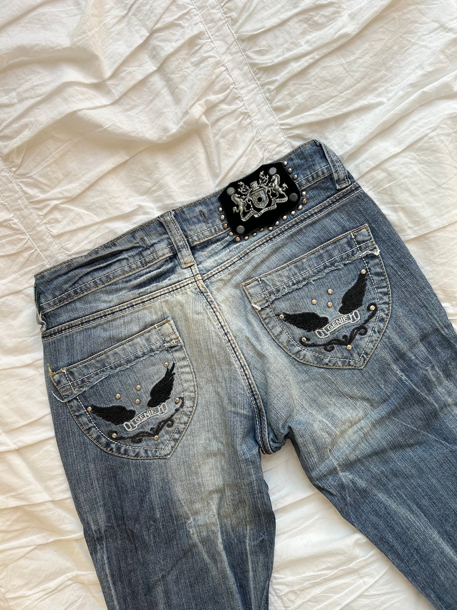 Vintage Genie Jeans Rockstar Style mit Flügel-Stickerei-Still Alive