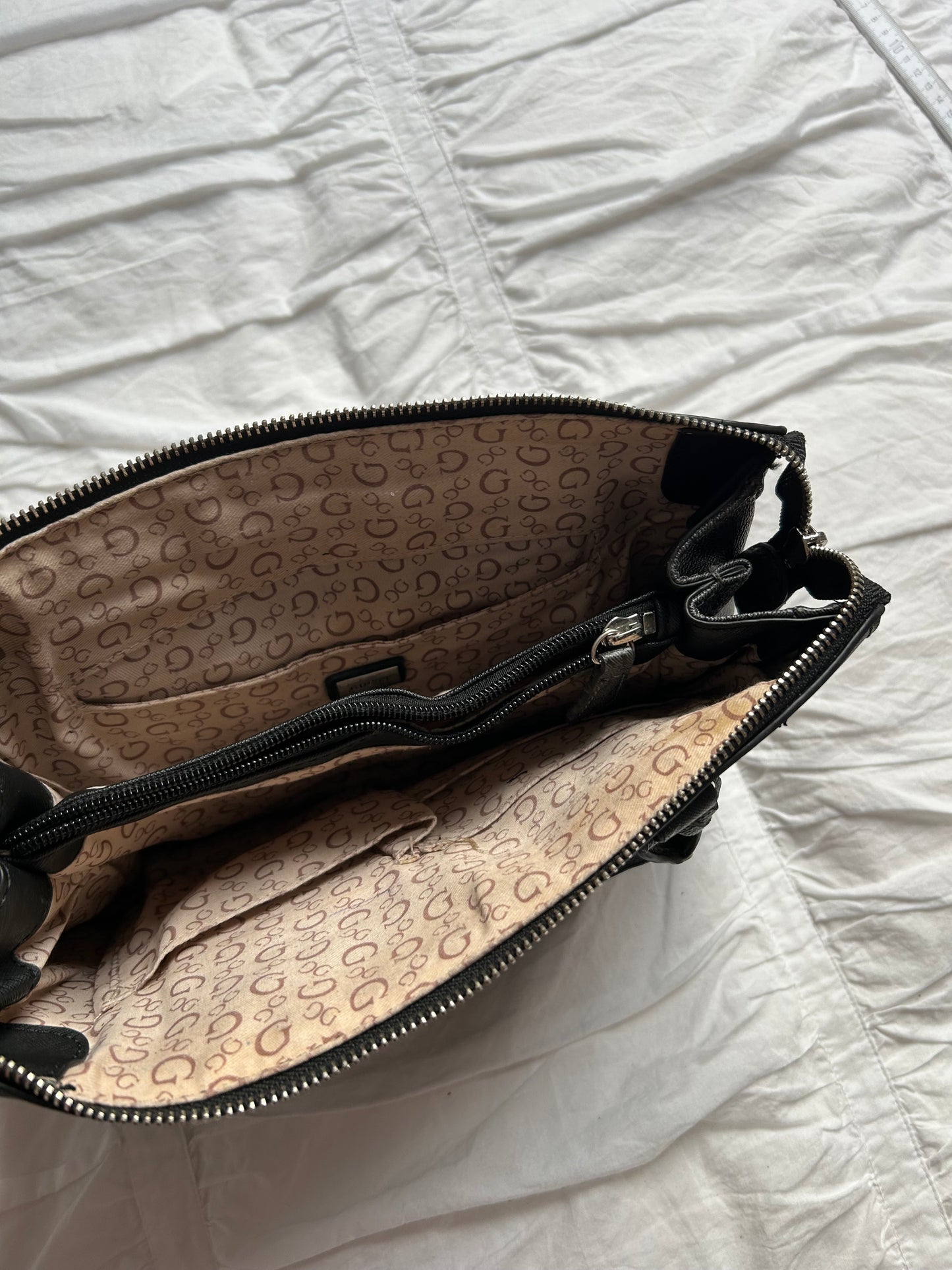 Klassische Guess Handtasche Schwarz/Grau mit Logo-Print & Silber-Details