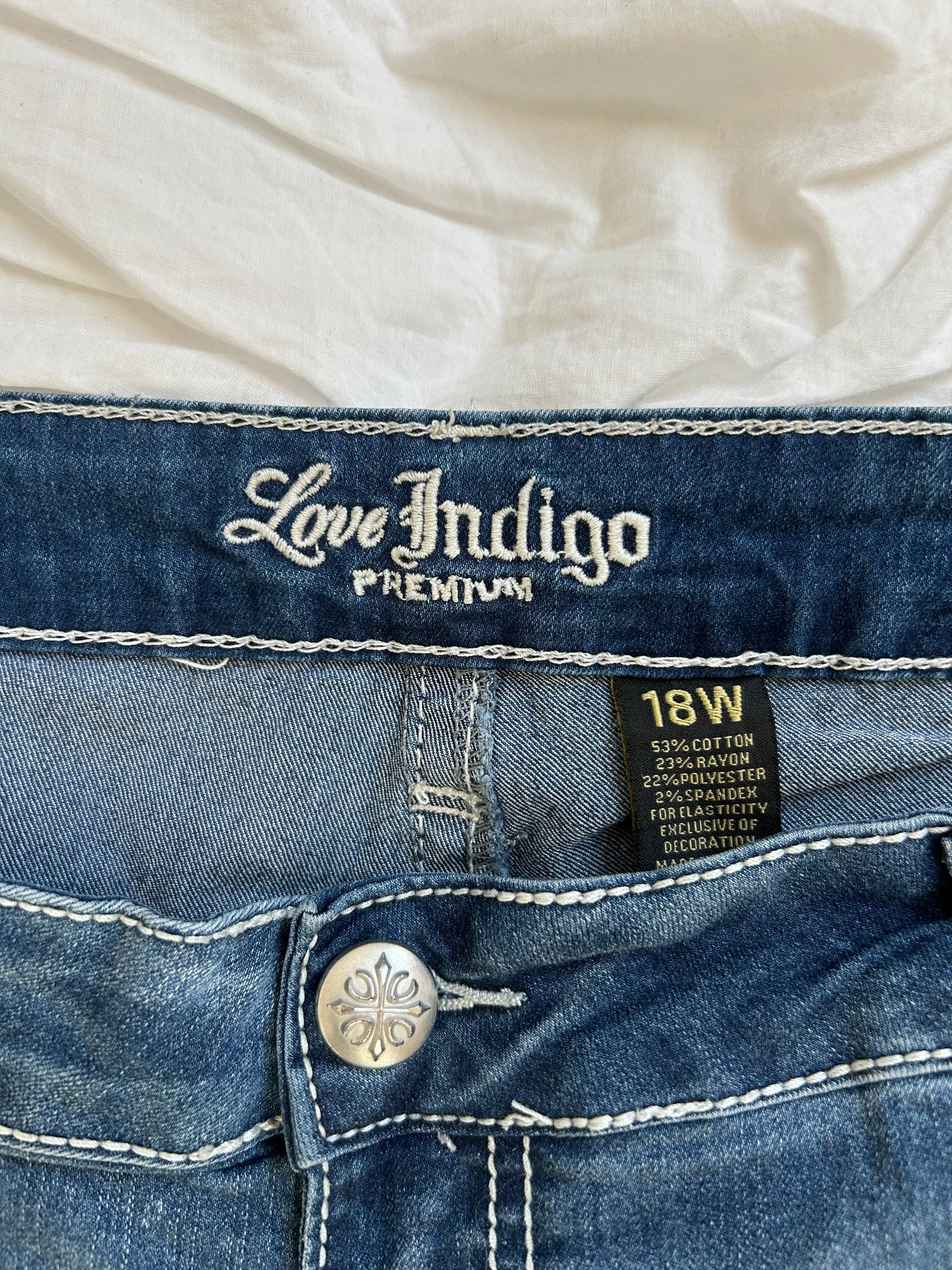 Vintage Love Indigo Premium Jeans – Fleur-de-lis-Stickerei & Strass-Still Alive